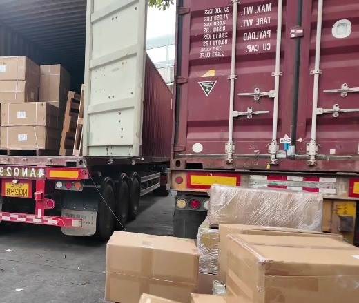 تجهيز البضائع بجوار الحاويات