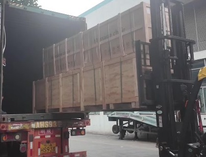 صناديق خشبية أثناء التجهيز